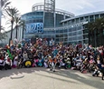 Een groot publiek had zich verzameld in de arena van het BlizzCon-esports-evenement om een livepresentatie te bekijken op het centrale podium, met verlichte schermen, gamebeelden en een gezellige sfeer