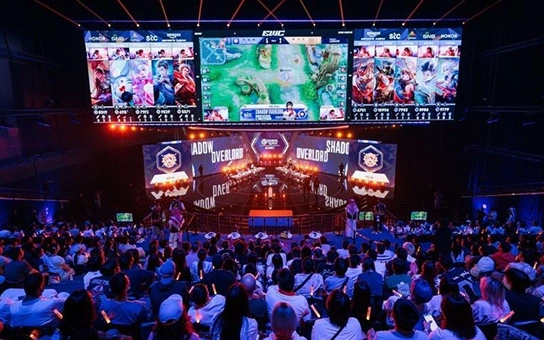 Promotieafbeelding van de Esports Nations Cup met een wazige achtergrond waarop vage figuren te zien zijn. Aan de randen zijn vlaggen gedeeltelijk zichtbaar, wat een dynamische en competitieve sfeer creëert. Het logo ‘ENC’ is prominent in het midden geplaatst en straalt spanning en internationale deelname uit