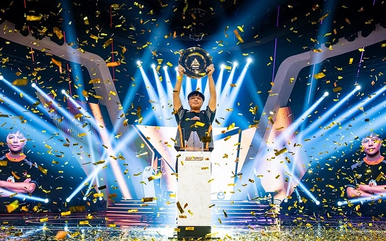 Een futuristisch monument voor de Overwatch World Cup met personages uit de game staat voor een wereldbol. Een tekst kondigt de terugkeer van het evenement in 2026 aan. Aan weerszijden wapperen vlaggen